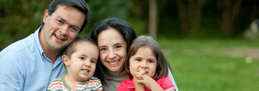 familia de padre, madre, niño y niña
