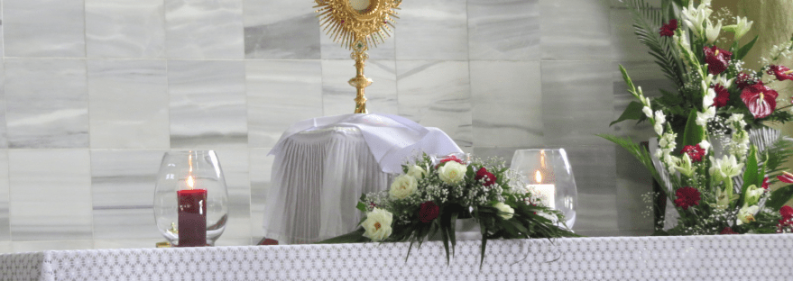 Jesús hostia sagrada expuesto en la Parroquia San Rafael Arcángel