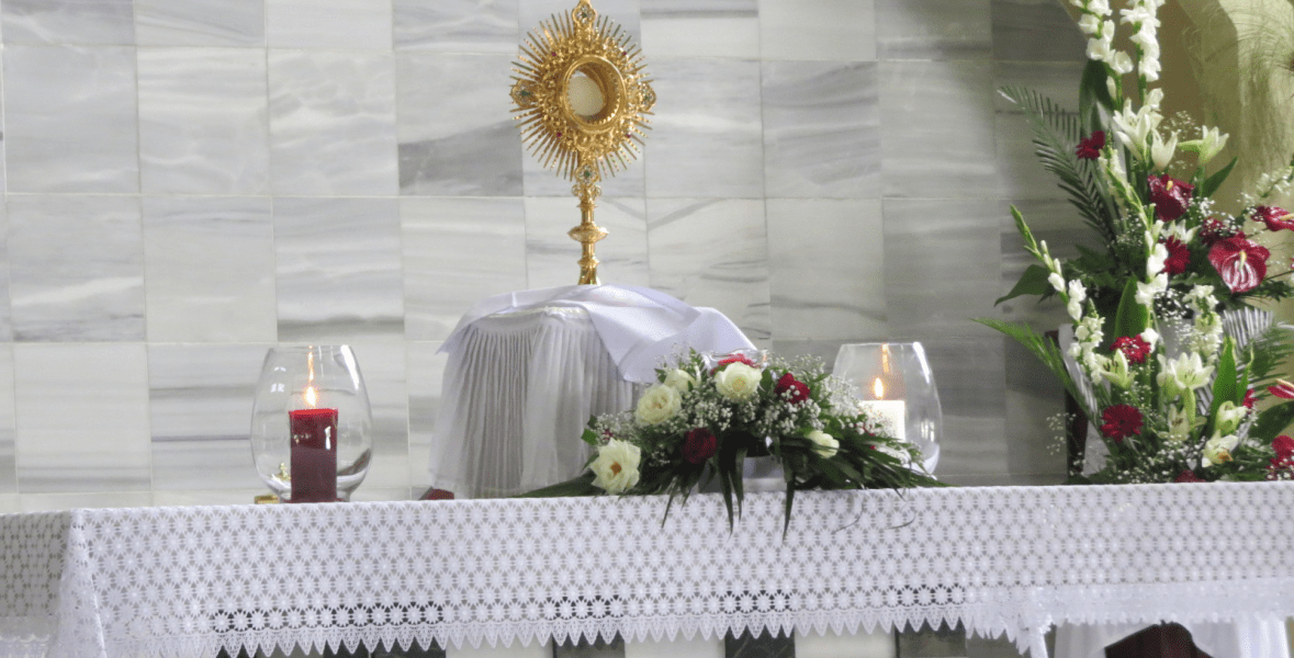 Jesús hostia sagrada expuesto en la Parroquia San Rafael Arcángel